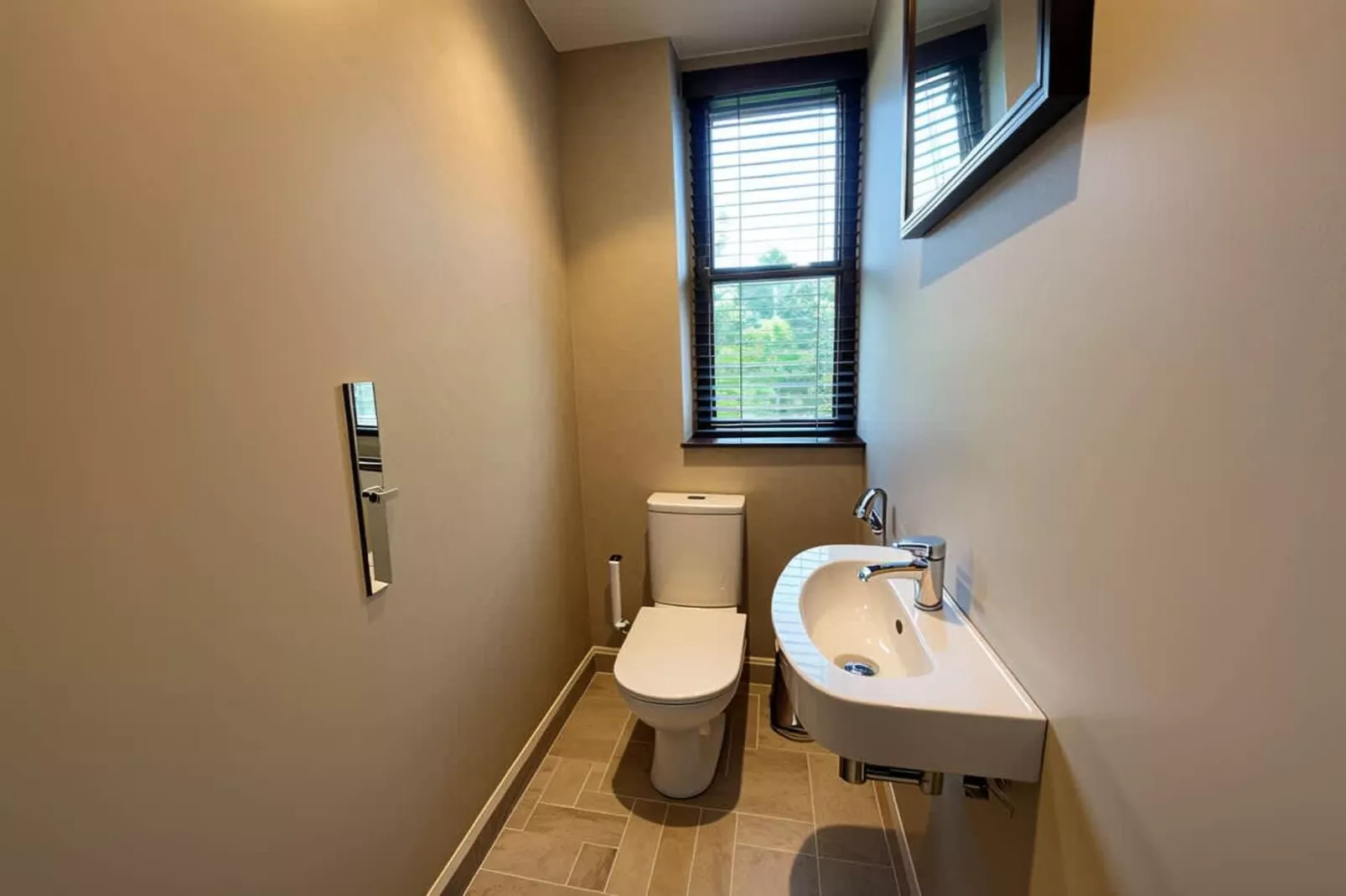 Spacious 3-Bed in Dulwich with Parking - Bathroom