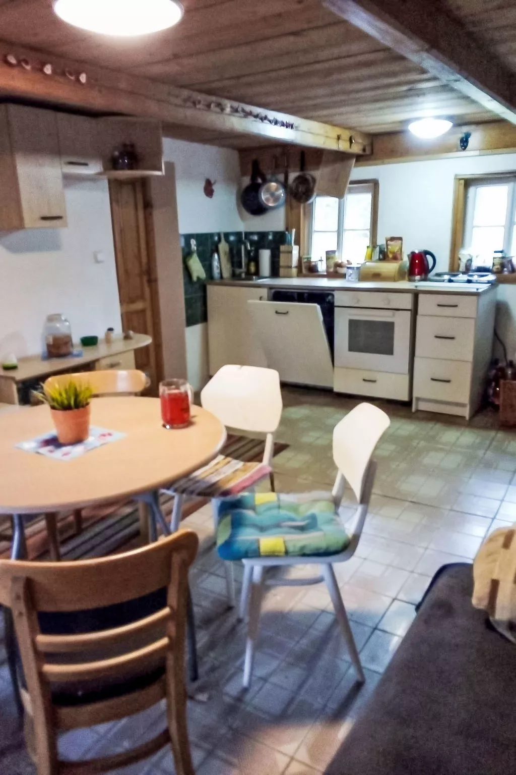 Roubenka u potoka - Inside