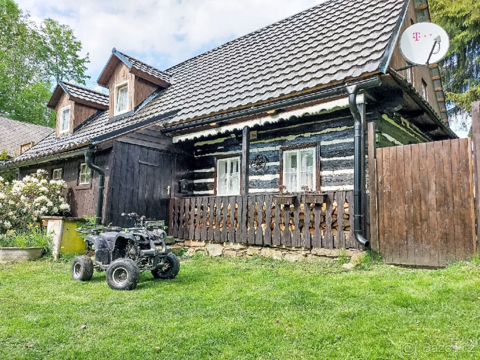 Roubenka u potoka - Outside