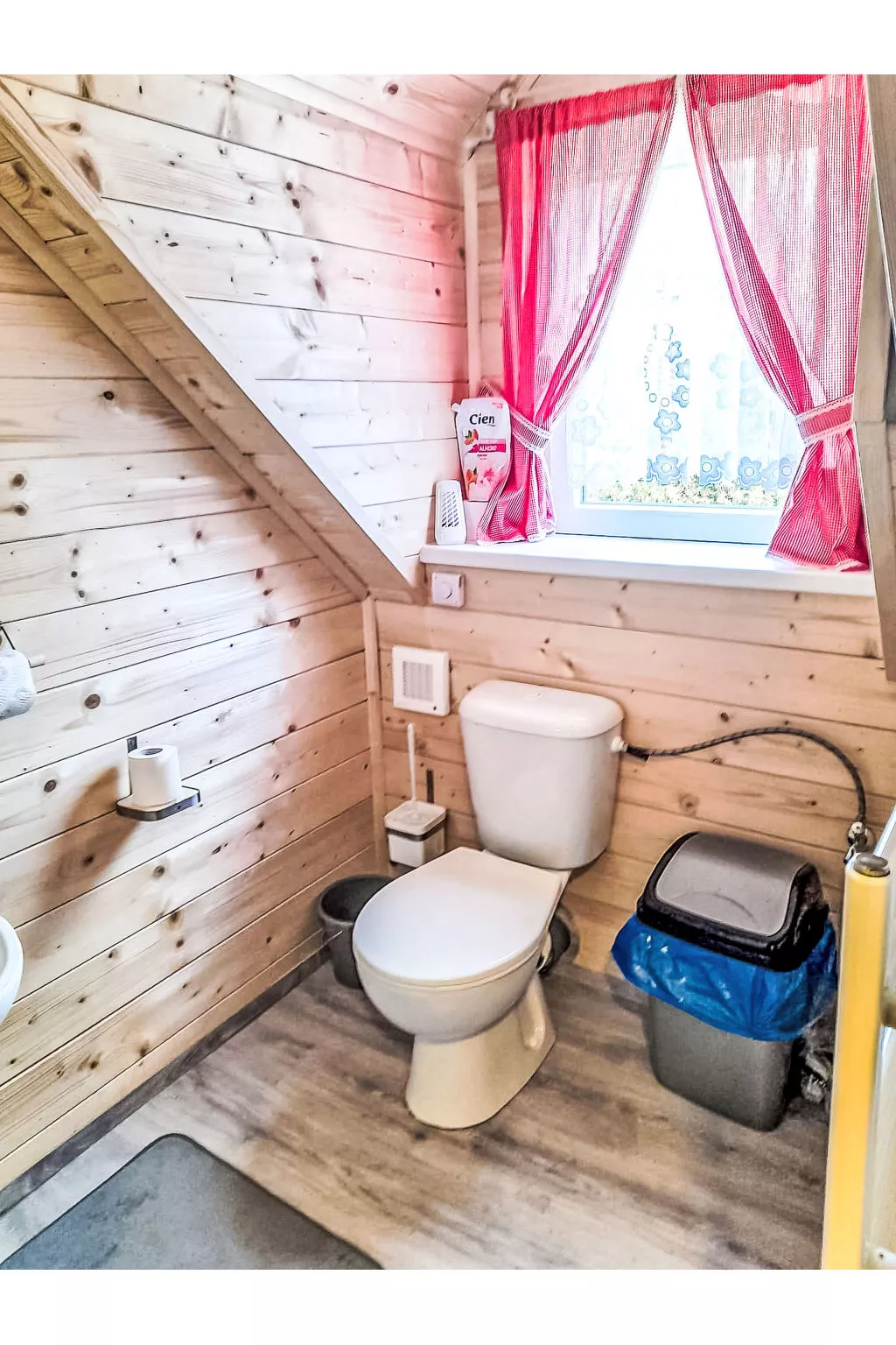 Roubenka u potoka - Inside