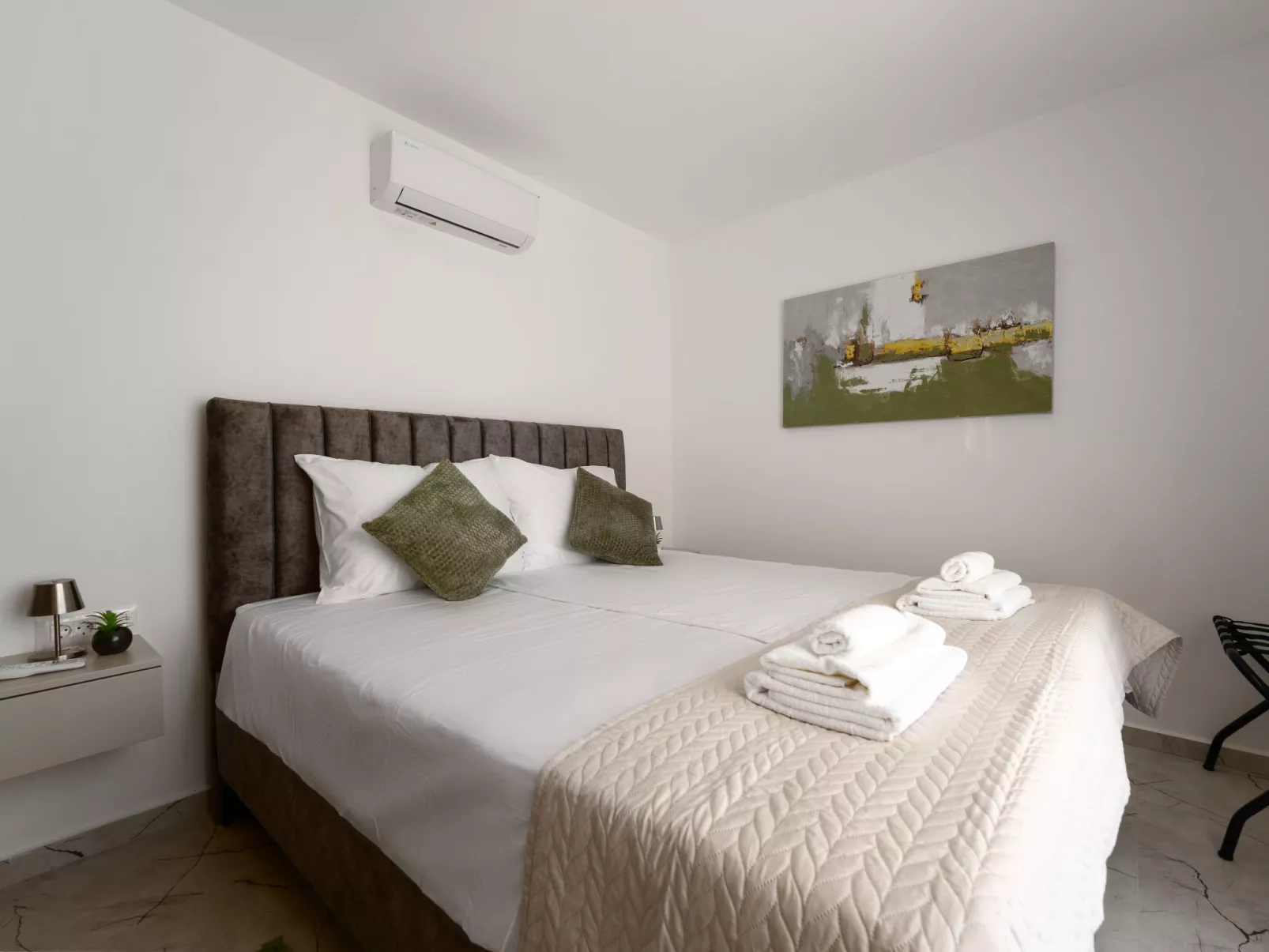 Mediterranee Oliva - Inside