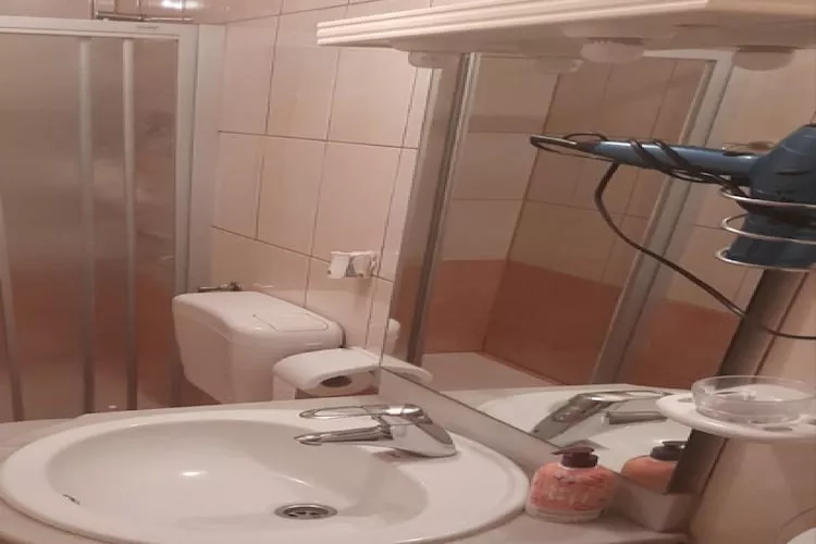 Apartments Snjezana - One Bedroom Apartment with Balcony and Sea View A1 - Bathroom