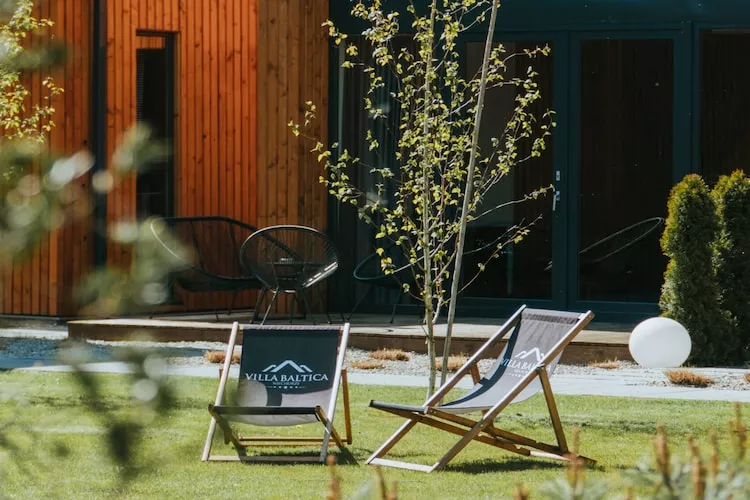 Domy wakacyjne i apartamenty w Niechorzu - Gardens in summer