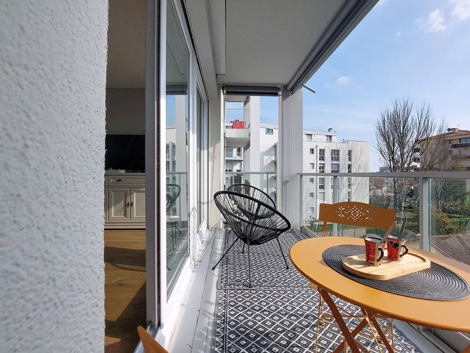 Le Colibri - Outside