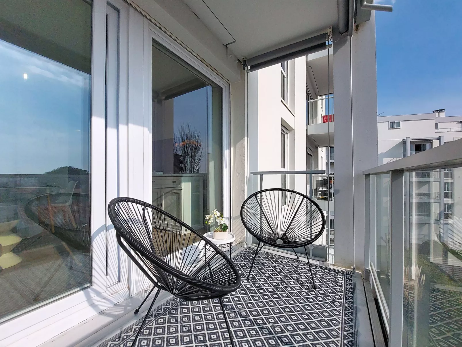 Le Colibri - Outside