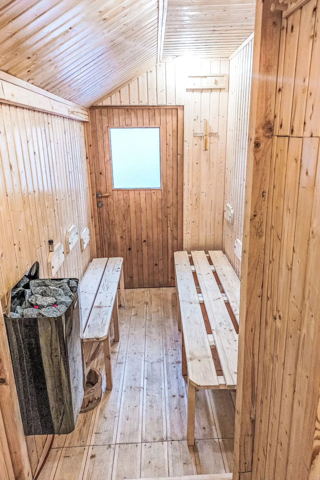 Roubenka u potoka - Inside