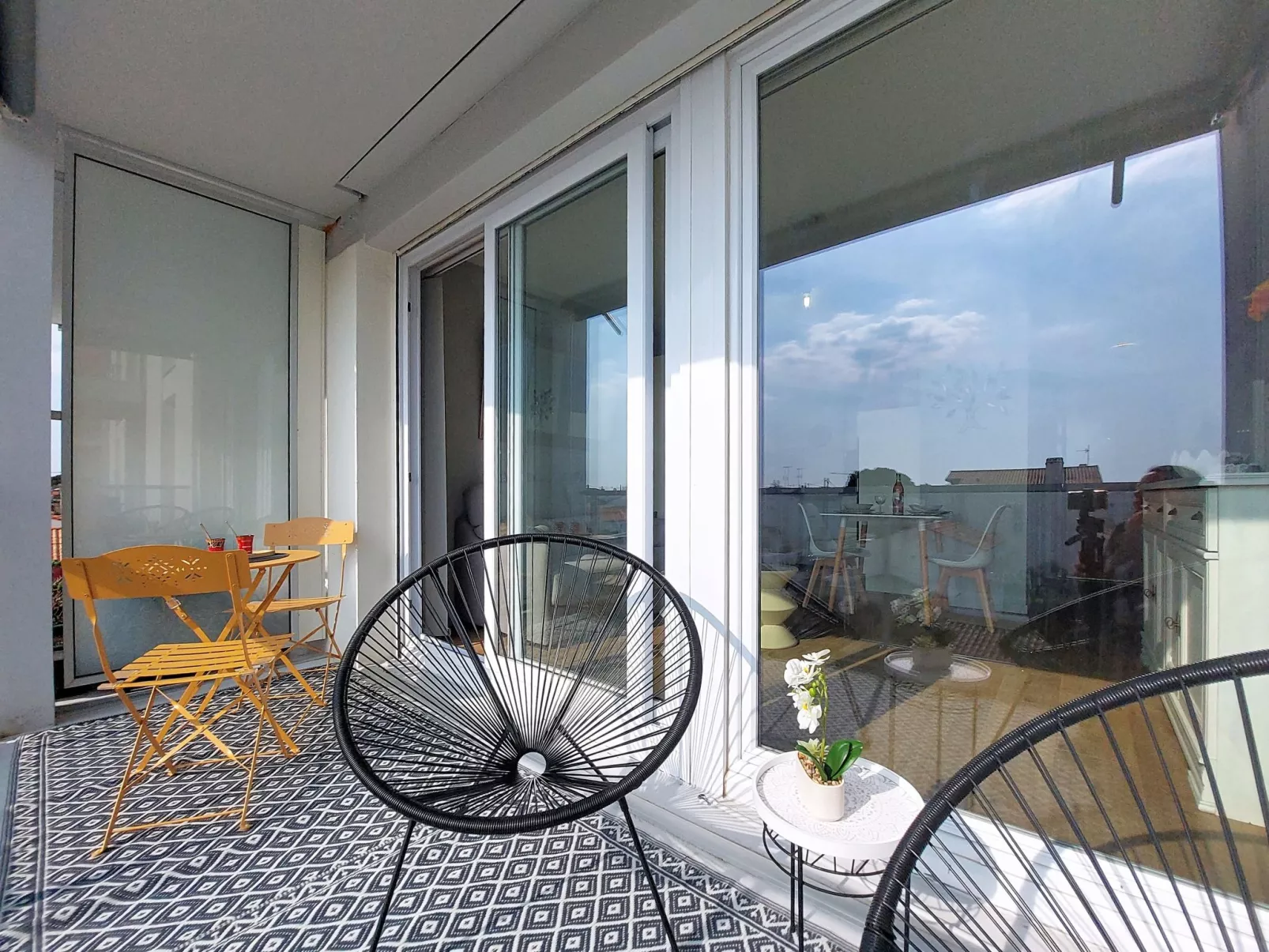 Le Colibri - Outside