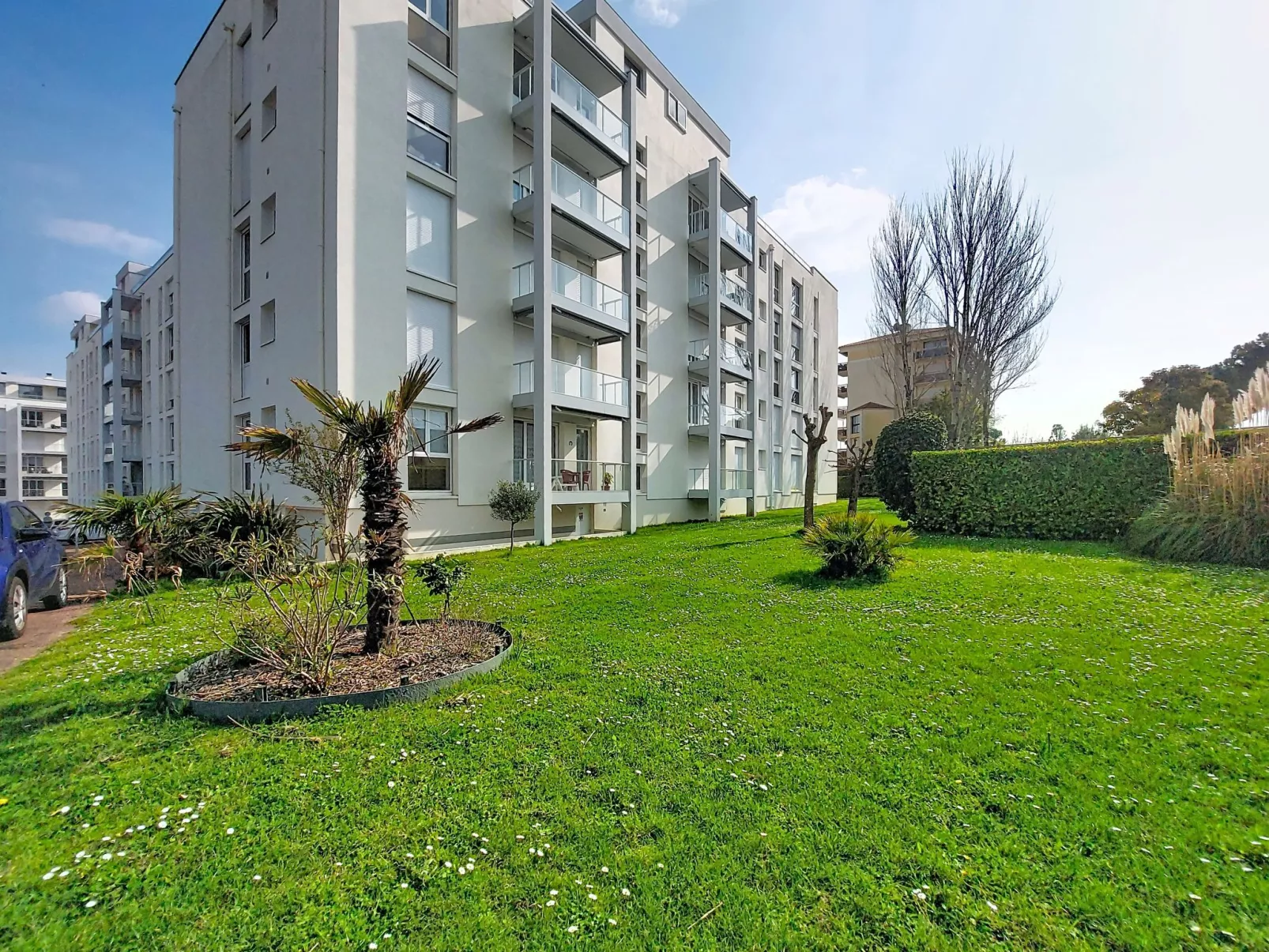 Le Colibri - Outside