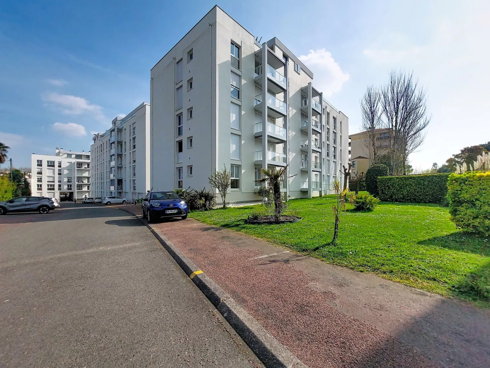 Le Colibri - Outside