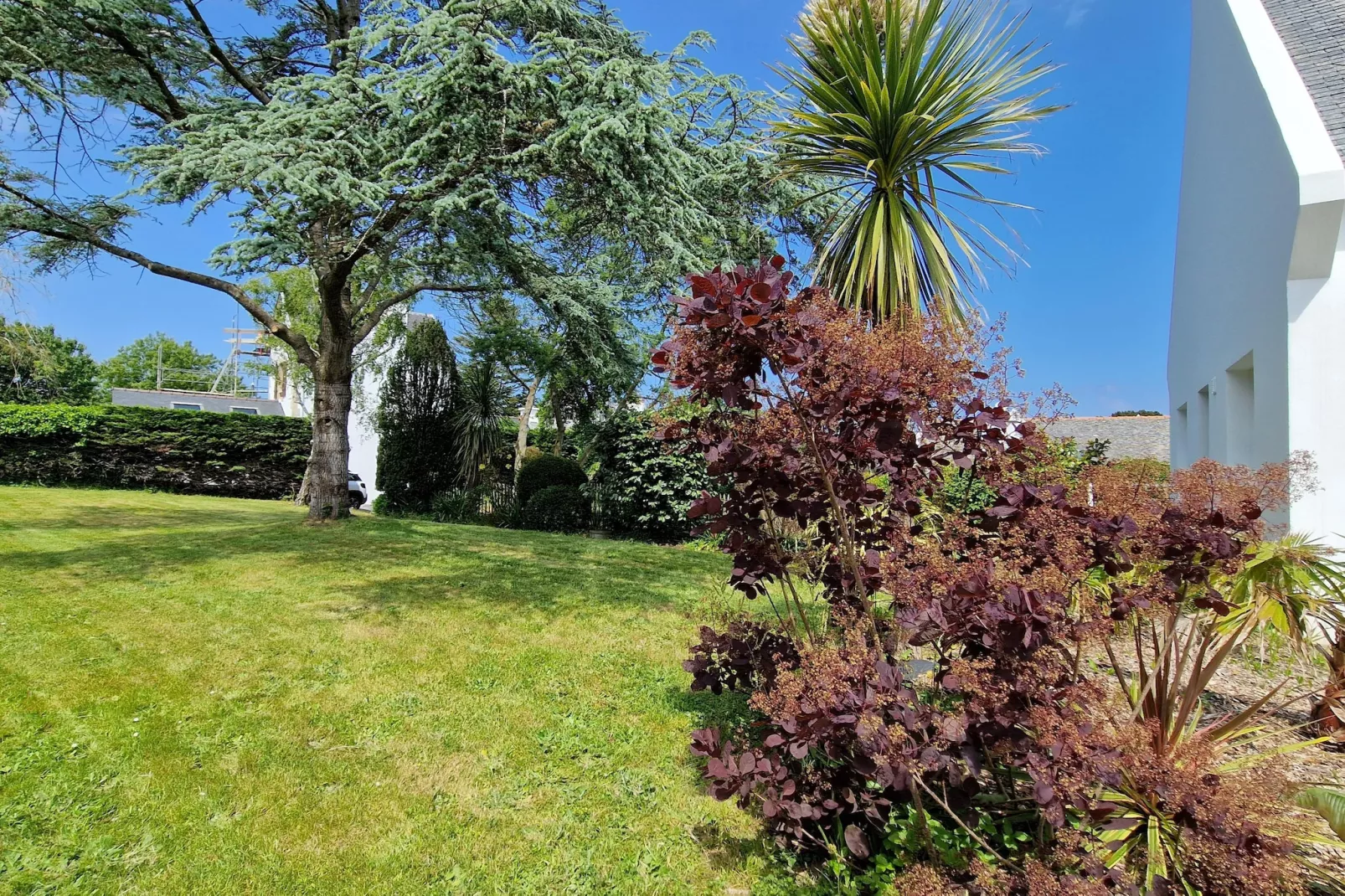 Holiday home in Locquirec - Jardins en été