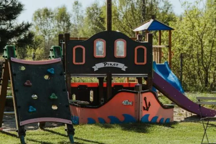 Domy wakacyjne i apartamenty w Niechorzu - Gardens in summer