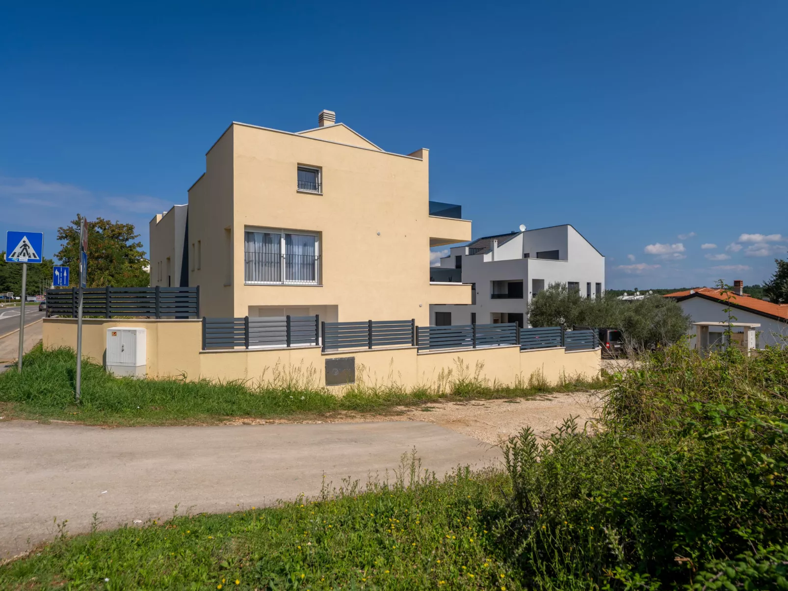 Mediterranee Oliva - Outside