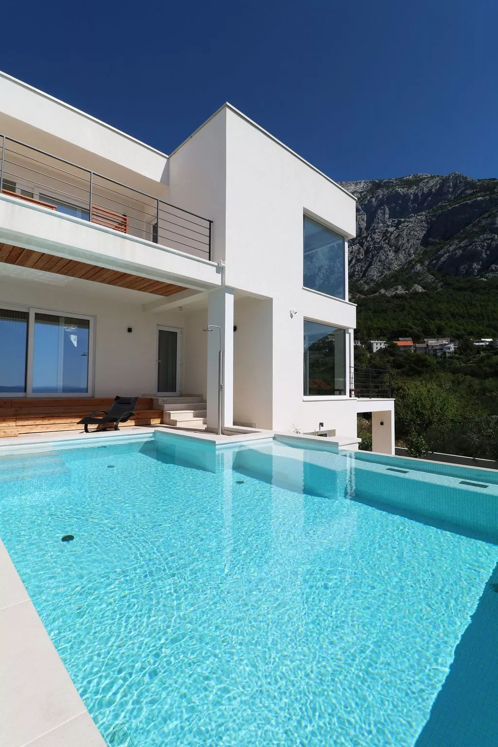 Moderne Villa mit Infinity-Pool im Bergdorf Veliko Brdo - Image-tags.info