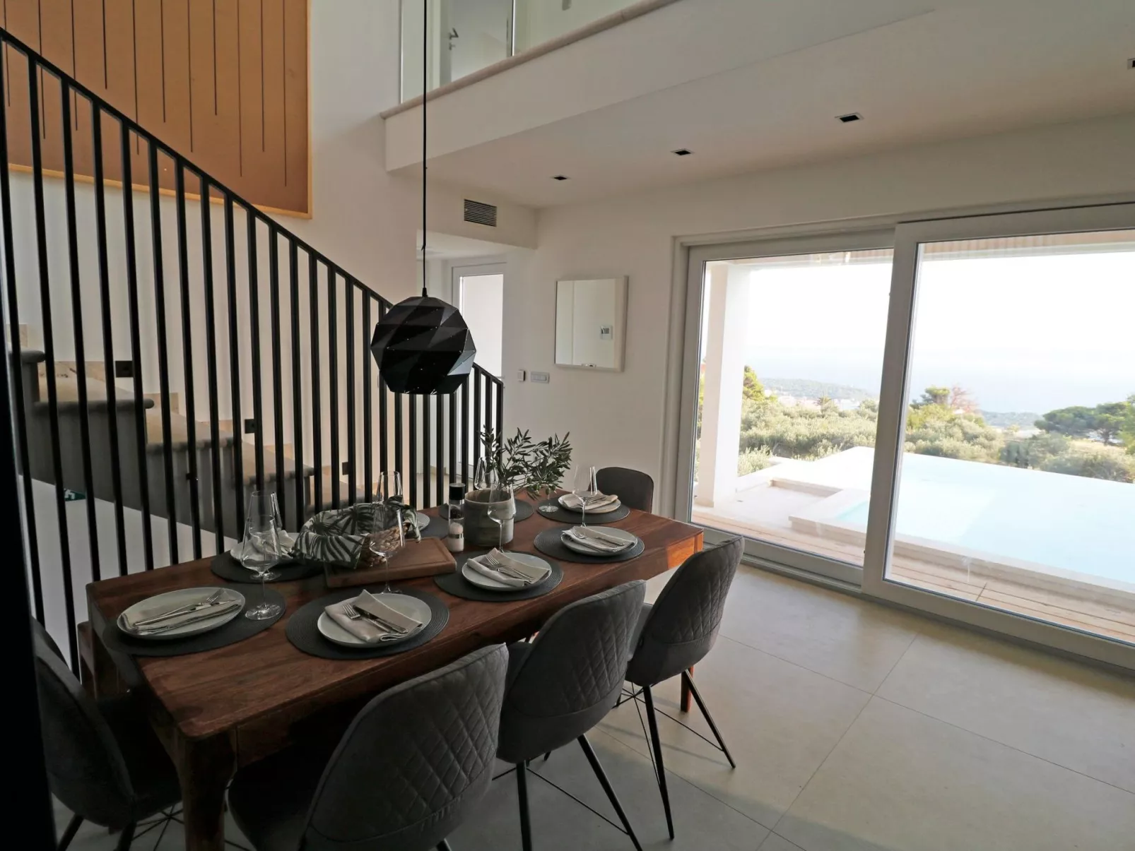 Moderne Villa mit Infinity-Pool im Bergdorf Veliko Brdo - Image-tags.info