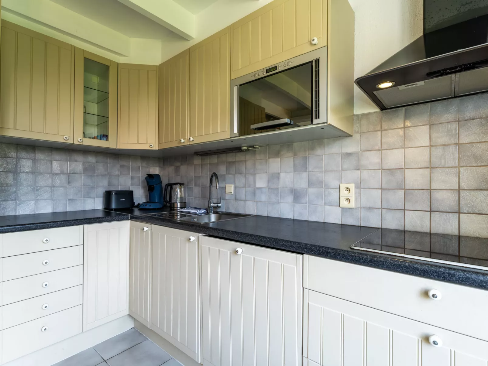 Alice Blue with airco & shared pool - Dedans