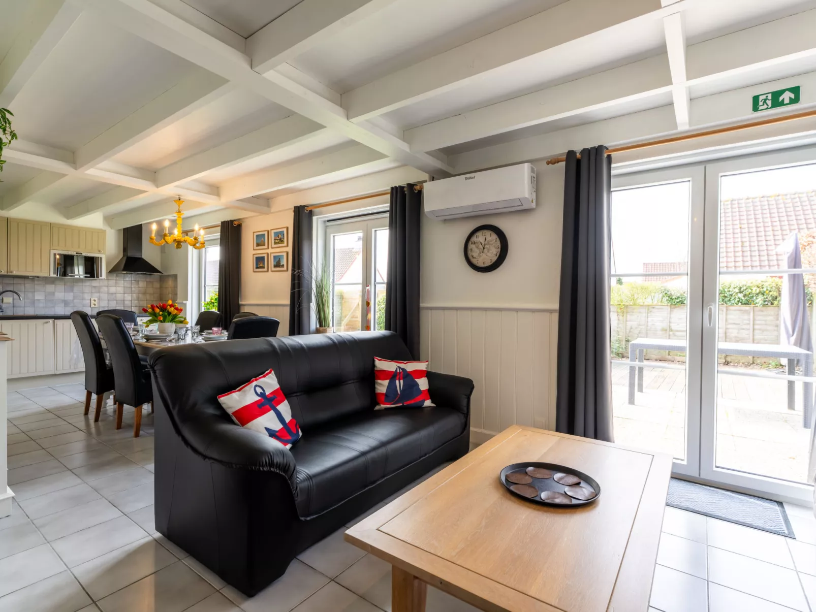 Alice Blue with airco & shared pool - Dedans