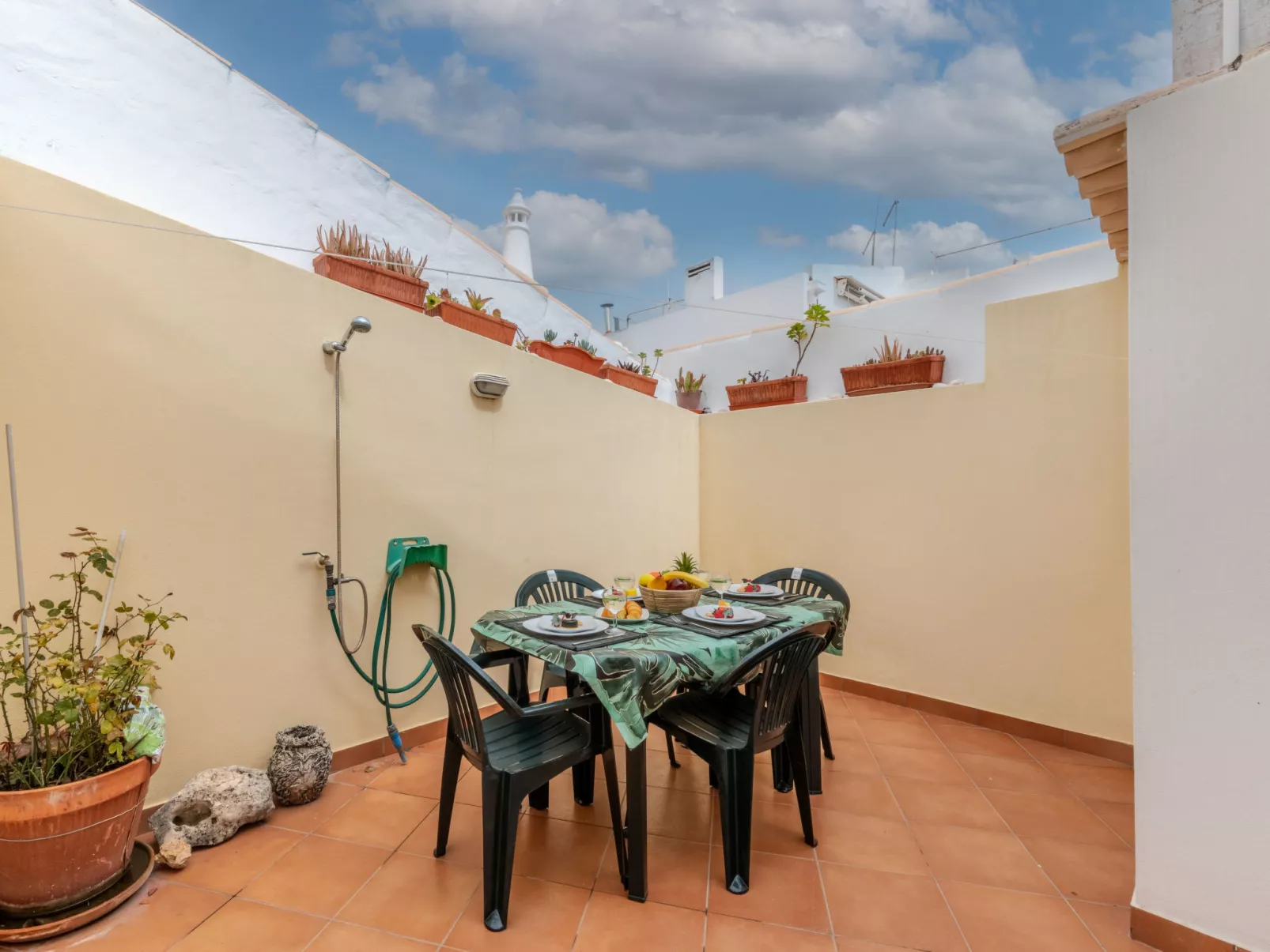 Rua 5 de Outubro - Outside