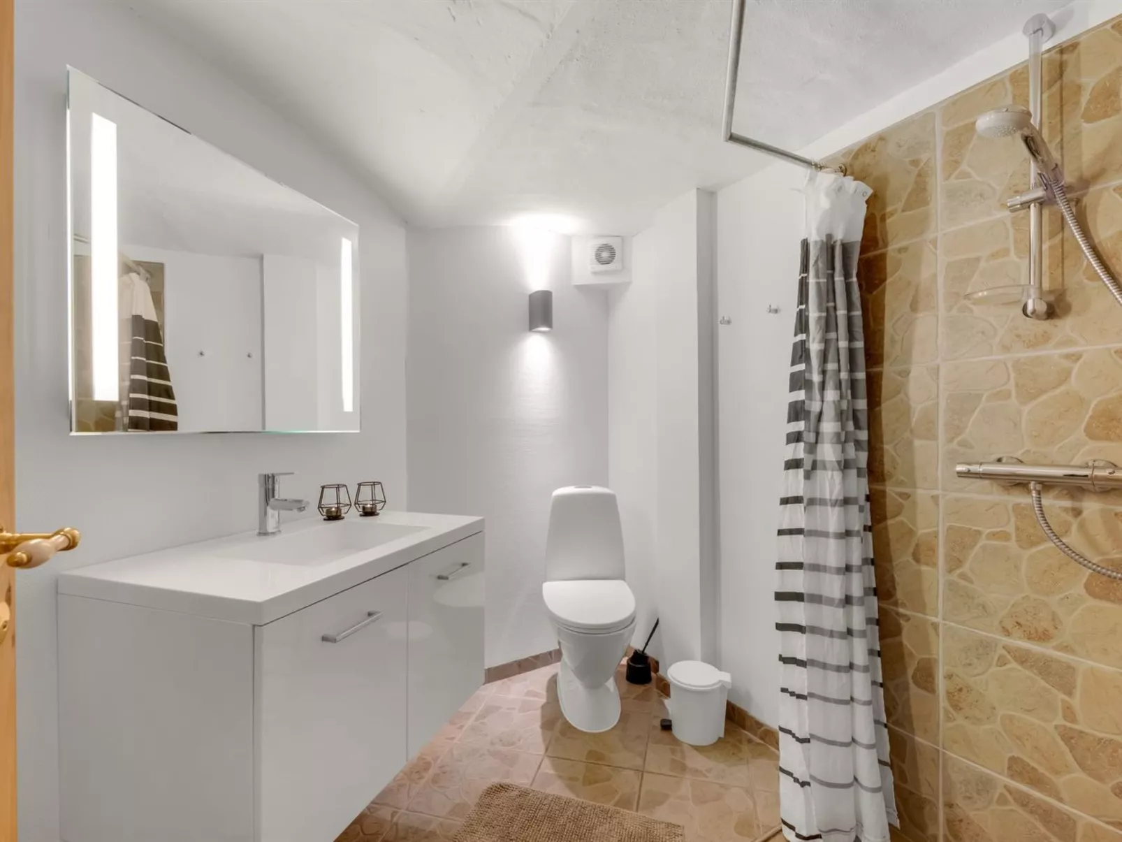 "Blaguna" - 9km to the fjord - Inside