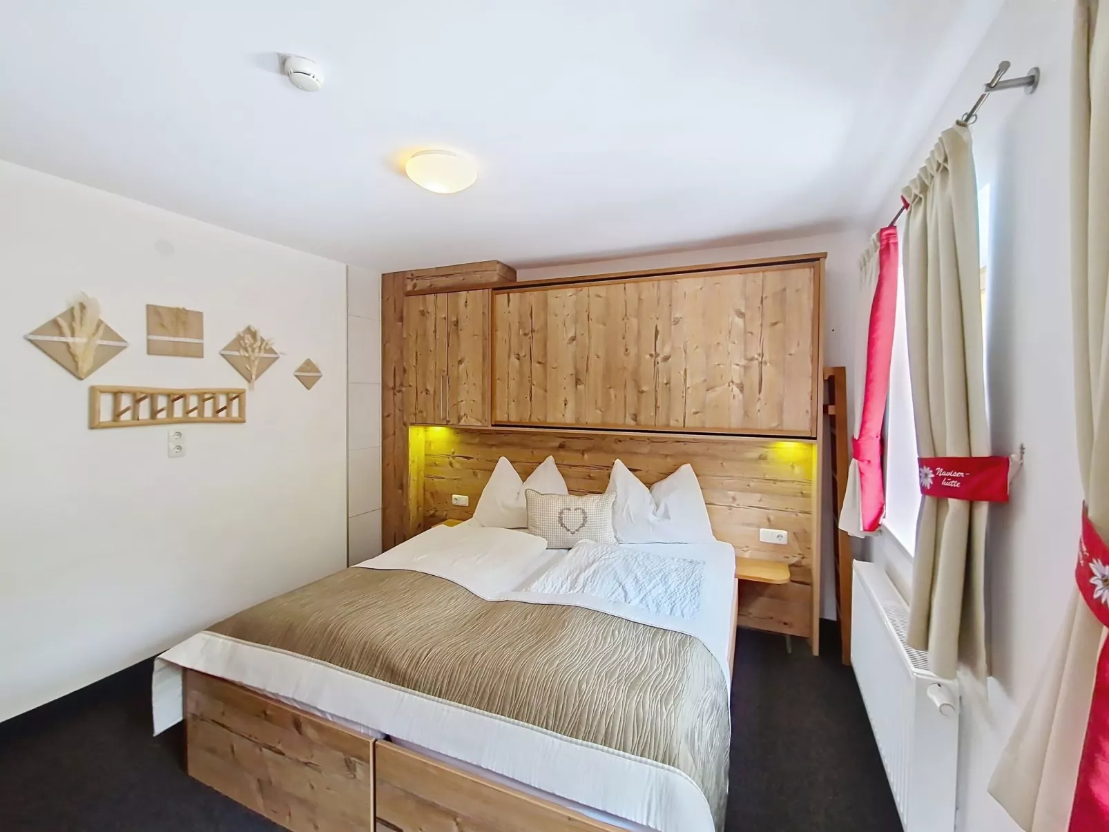 Naviser Hütte - Inside