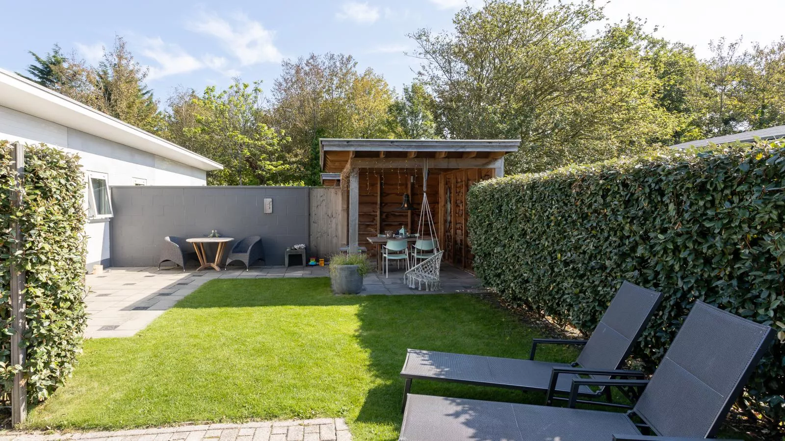 Beach House Banjaard - Gardens in summer