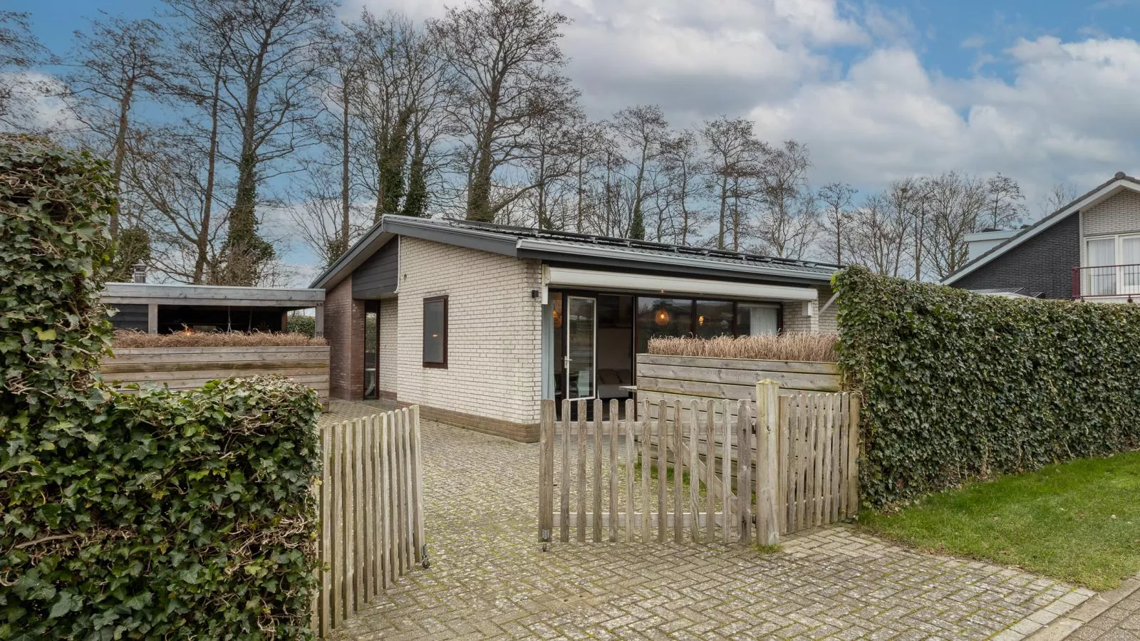 Zeeuwse Tuinvilla - Exterior in summer