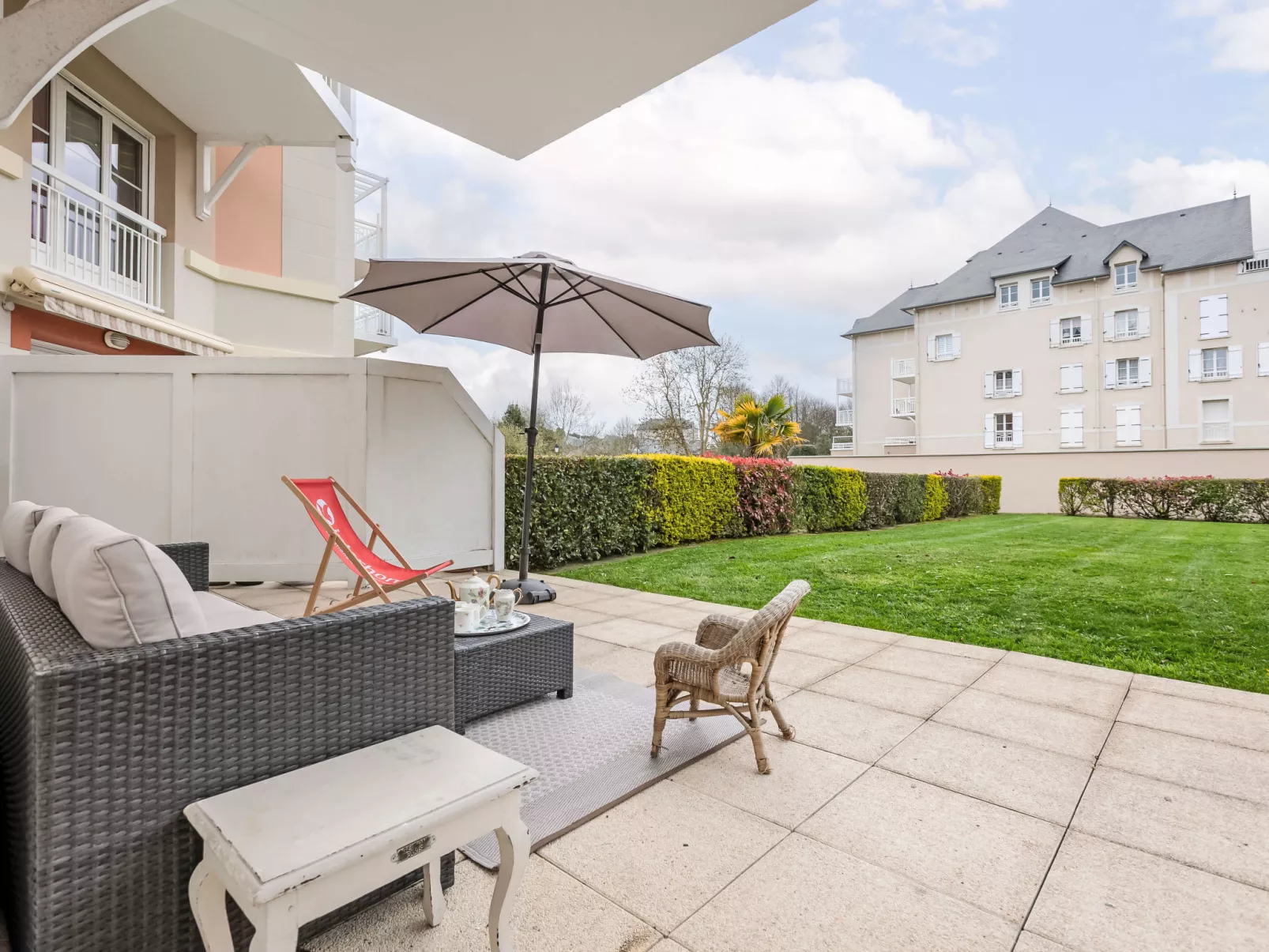 Les Orchidées - Draußen