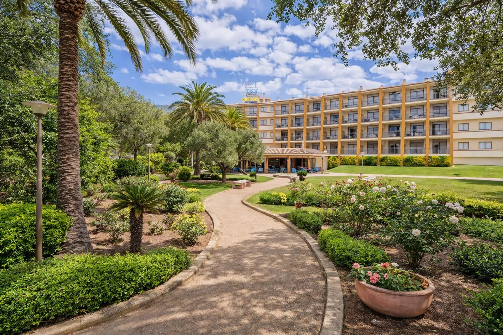 Tossa Apartment 3/2/4 - Gardens in summer