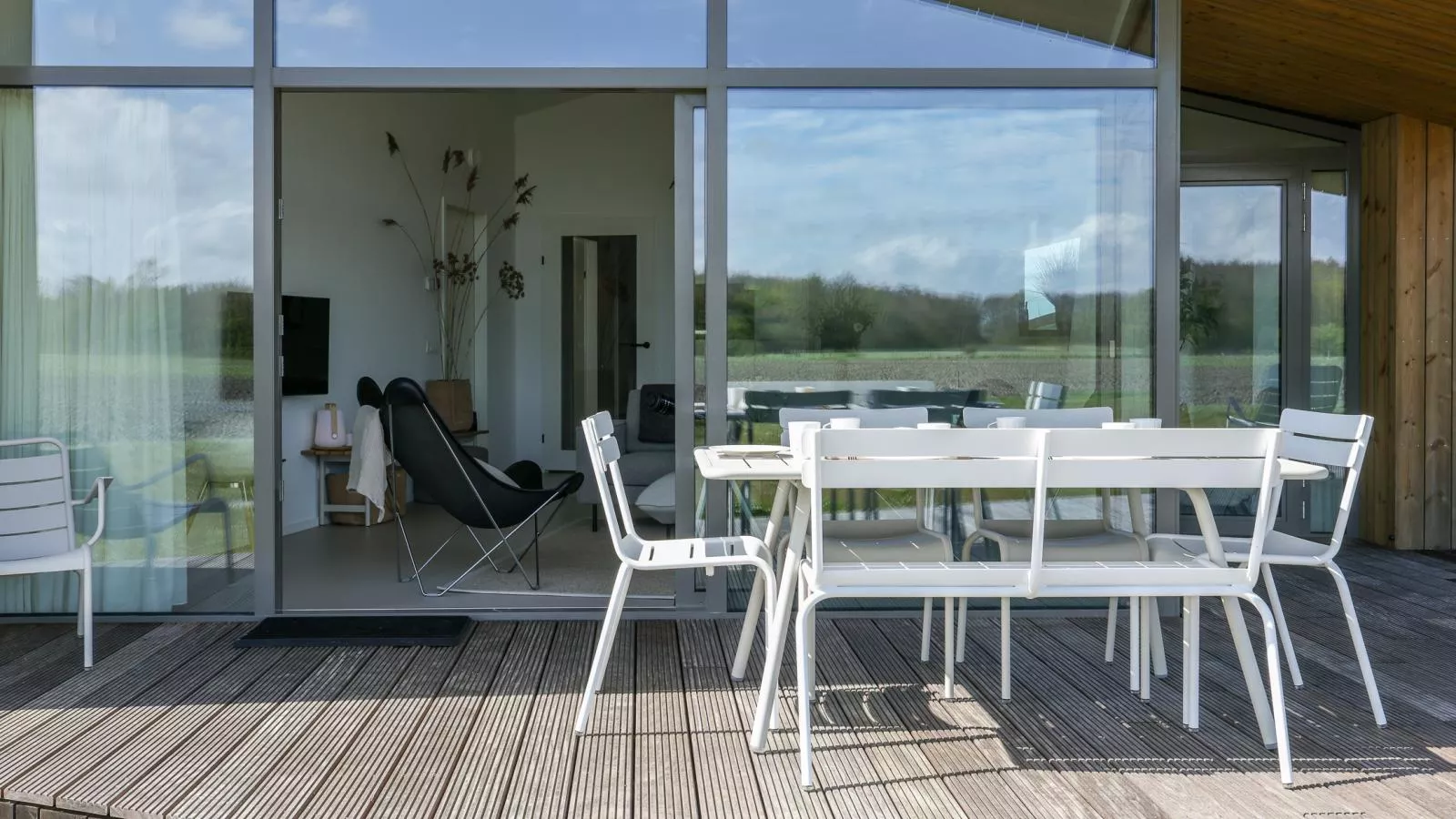 Natuurhuis Oeverzicht - Gardens in summer