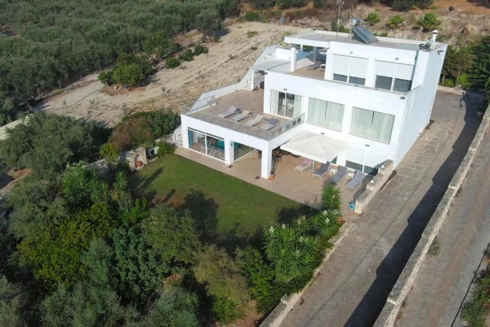 WhiteBlue Spa Villa - Exterior in summer