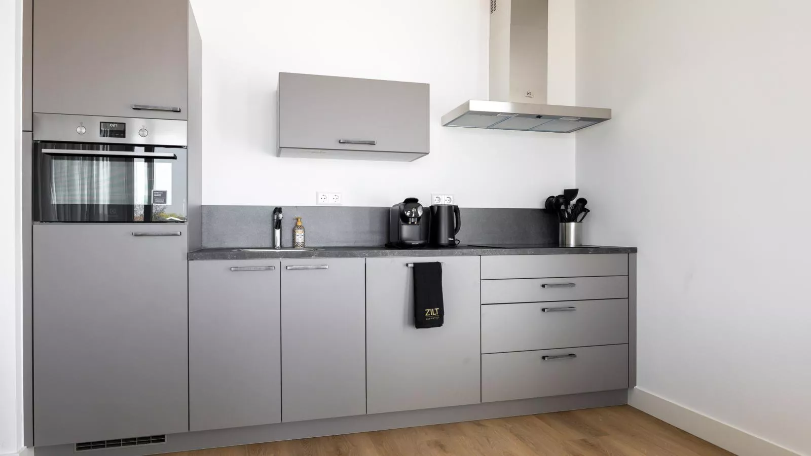 Marina Spa View Kortgene - Kitchen