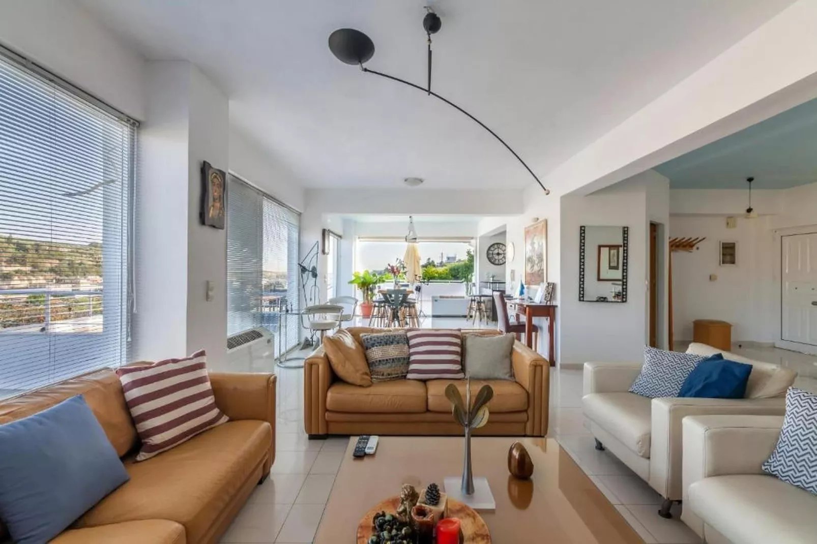 WhiteBlue Spa Villa - Living room