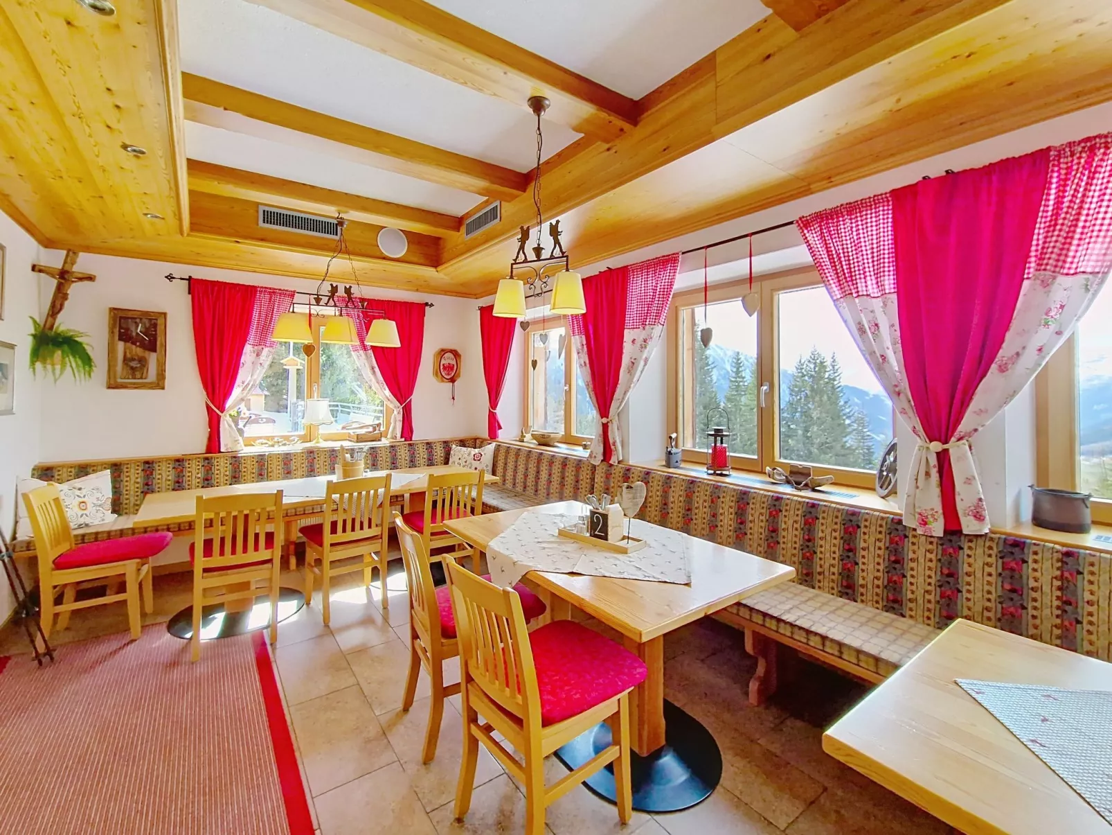 Naviser Hütte - Inside