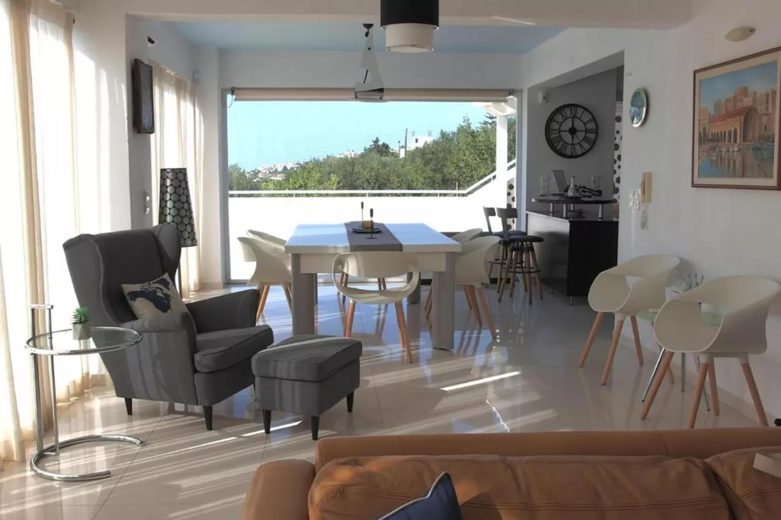 WhiteBlue Spa Villa - Living room