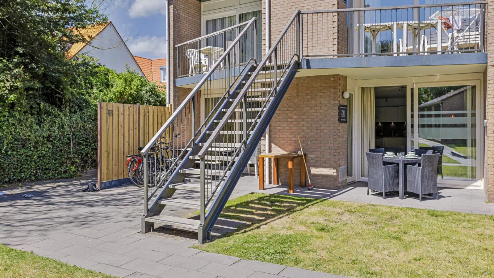 Duin Zee Suite - Gardens in summer