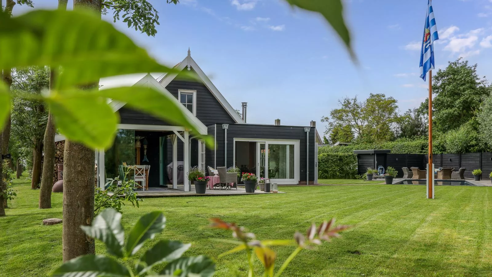 Zeeuwse Polderlodge - Exterior in summer