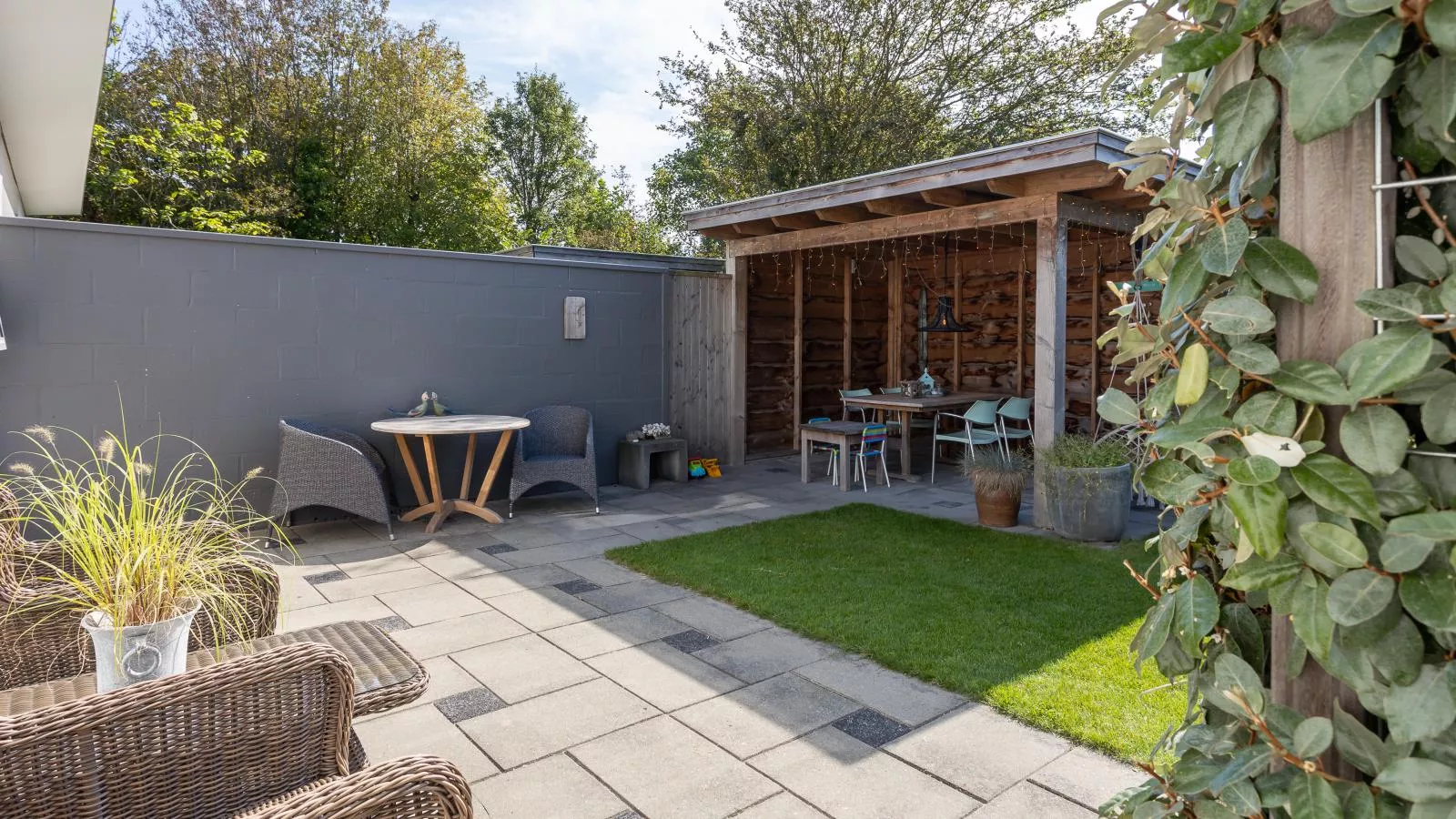 Beach House Banjaard - Gardens in summer