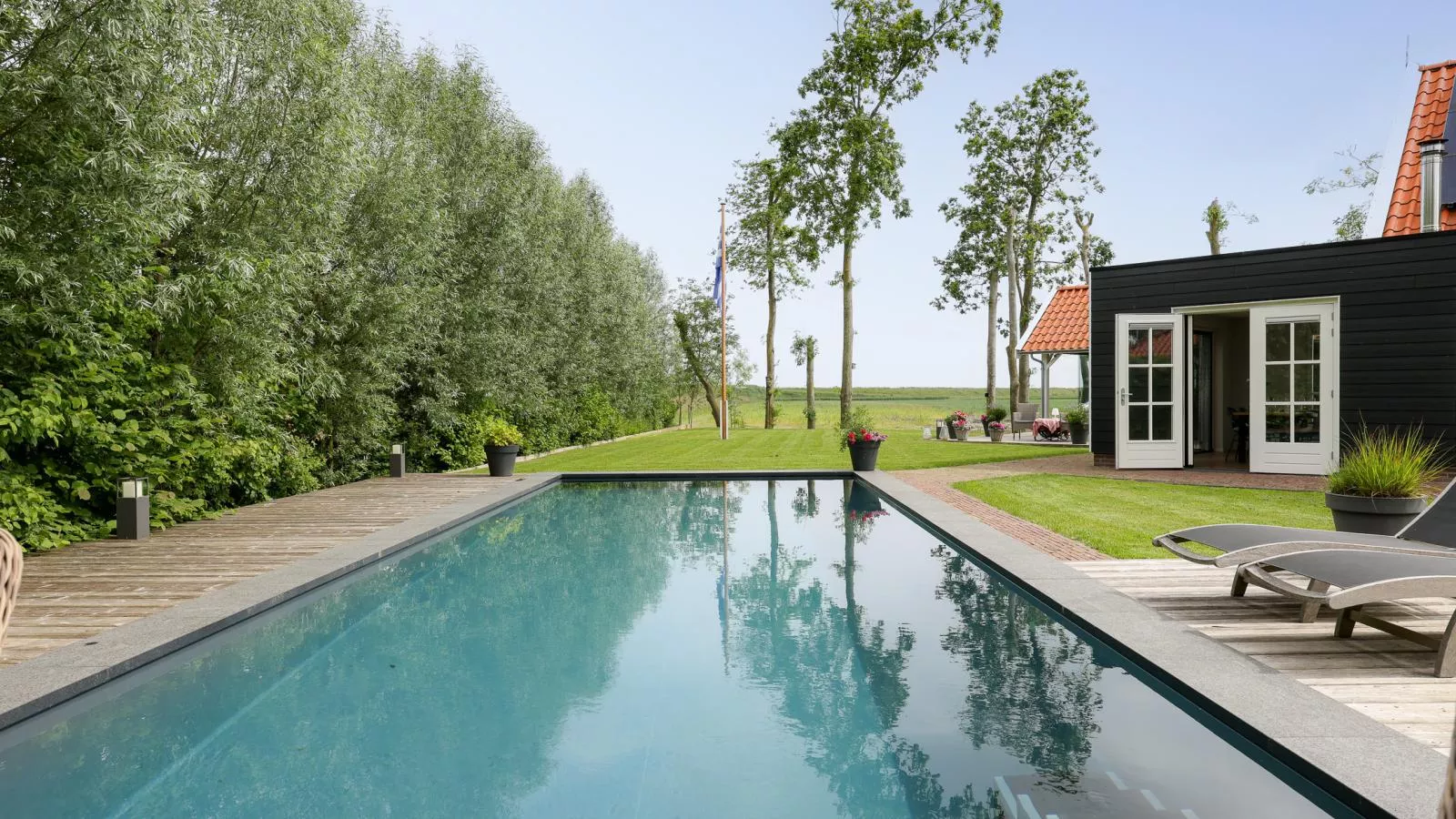 Zeeuwse Polderlodge - Gardens in summer