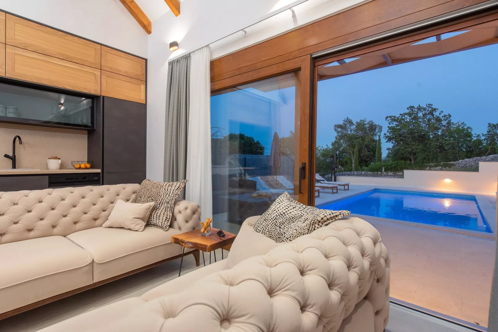 Serenity Retreat Villa - Living room