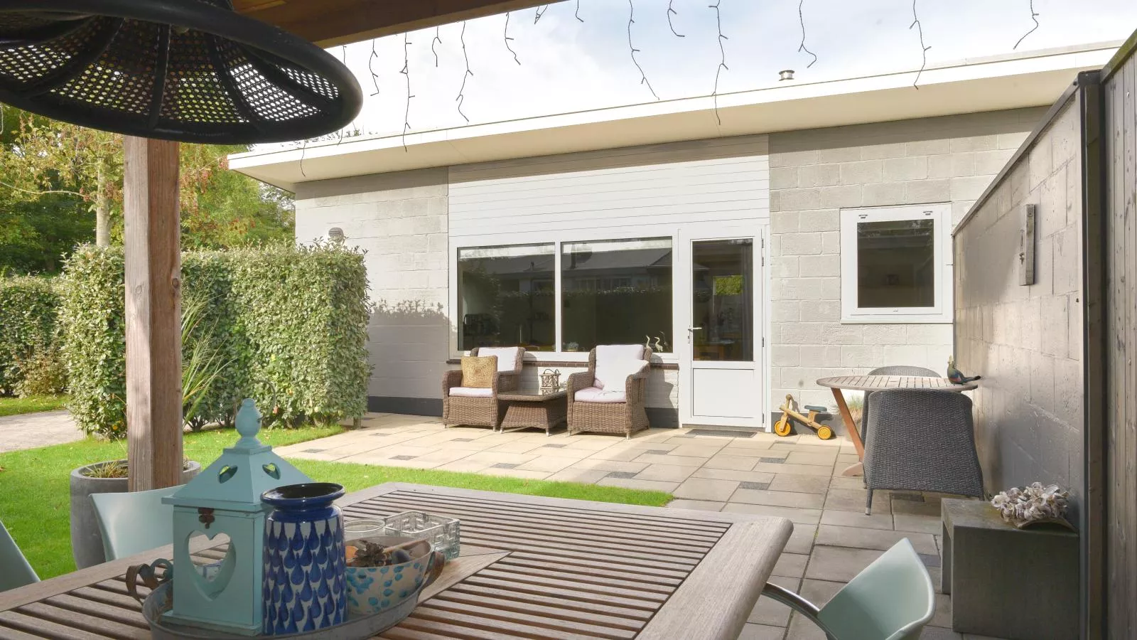 Beach House Banjaard - Gardens in summer