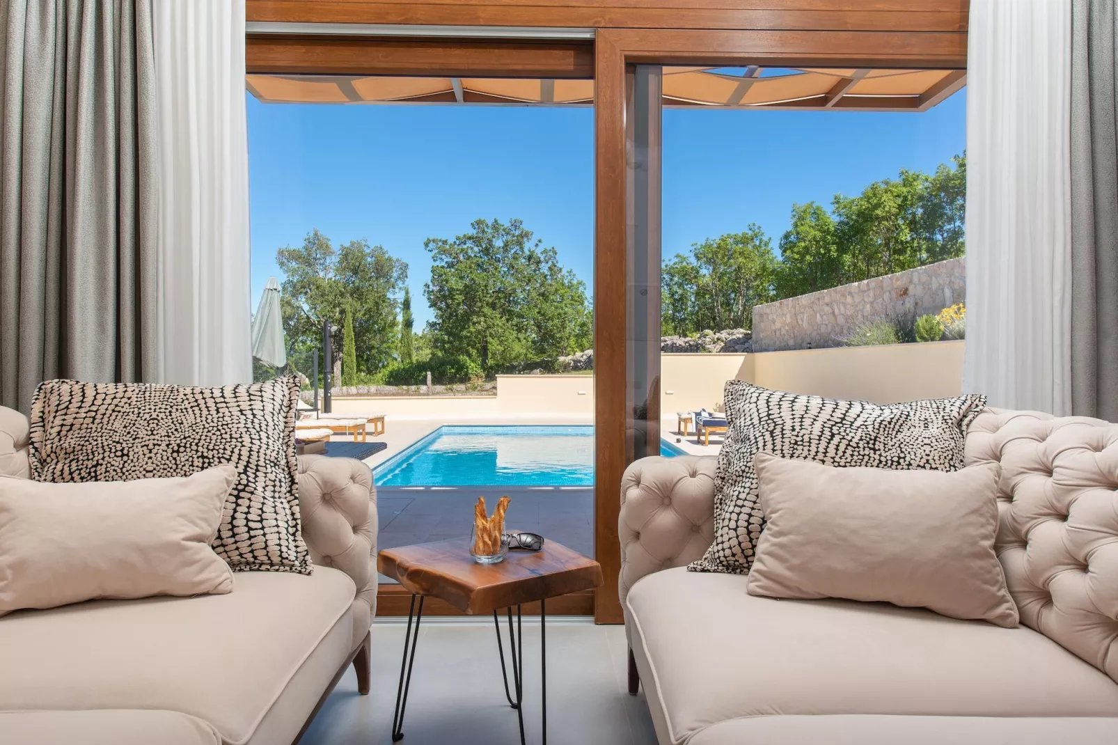 Serenity Retreat Villa - Living room