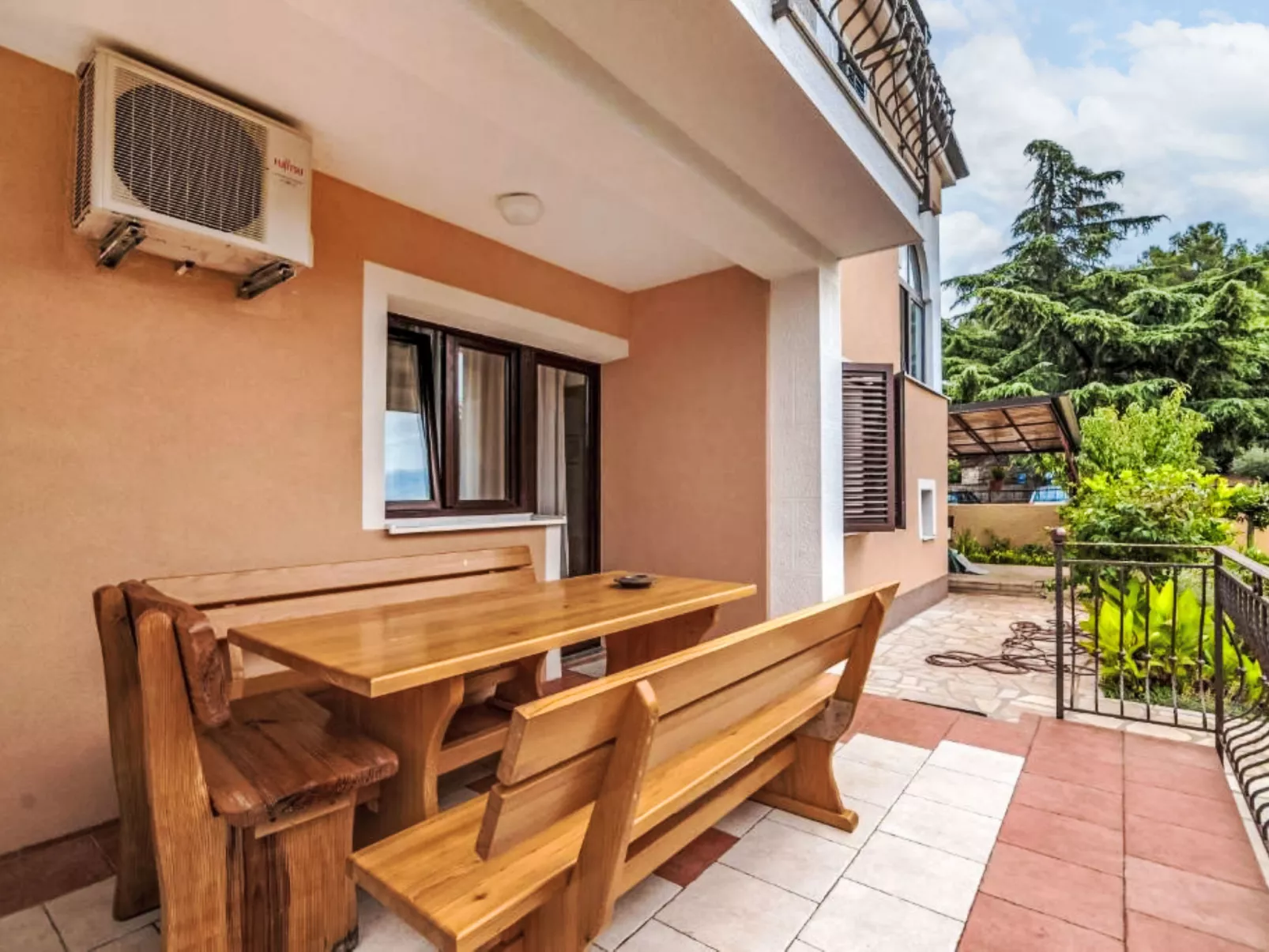 Vera Savic - Outside