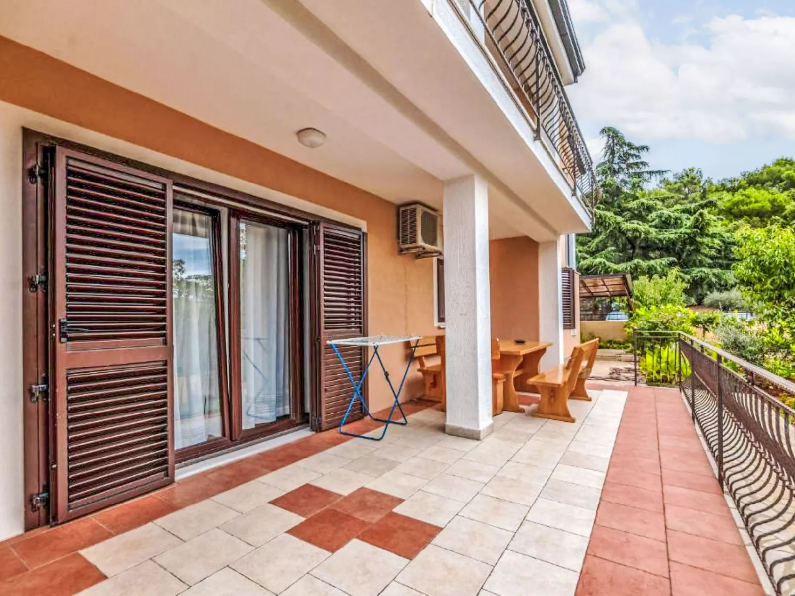 Vera Savic - Outside