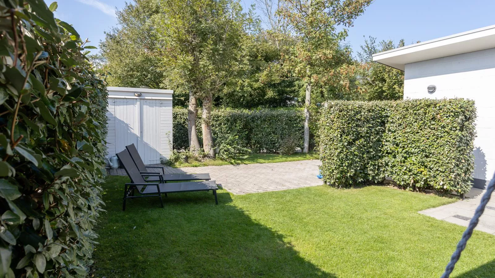 Beach House Banjaard - Gardens in summer