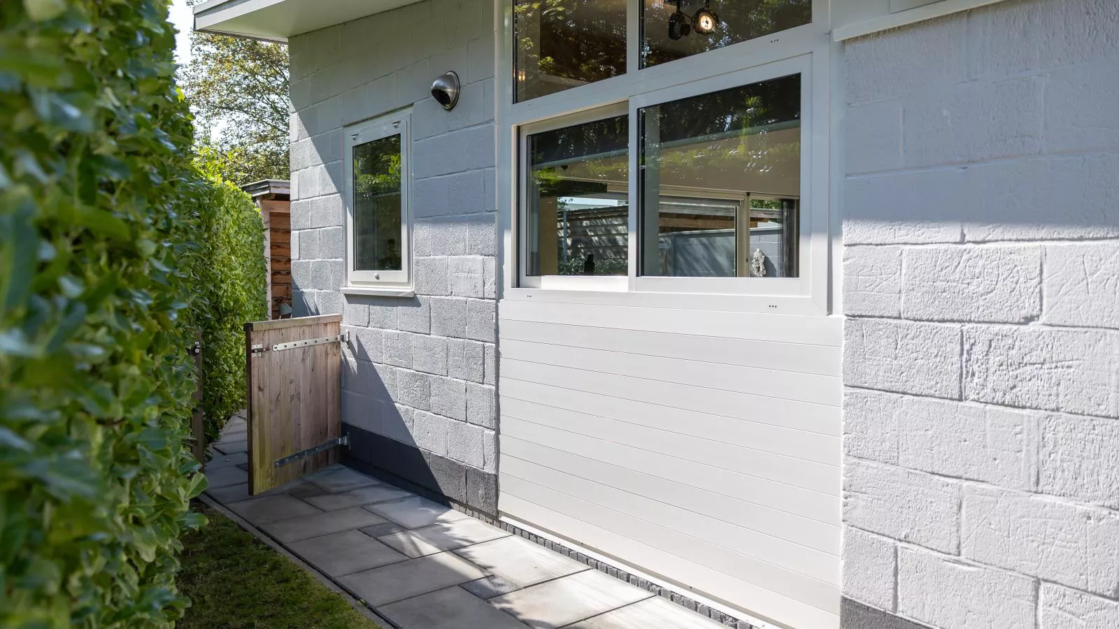 Beach House Banjaard - Gardens in summer