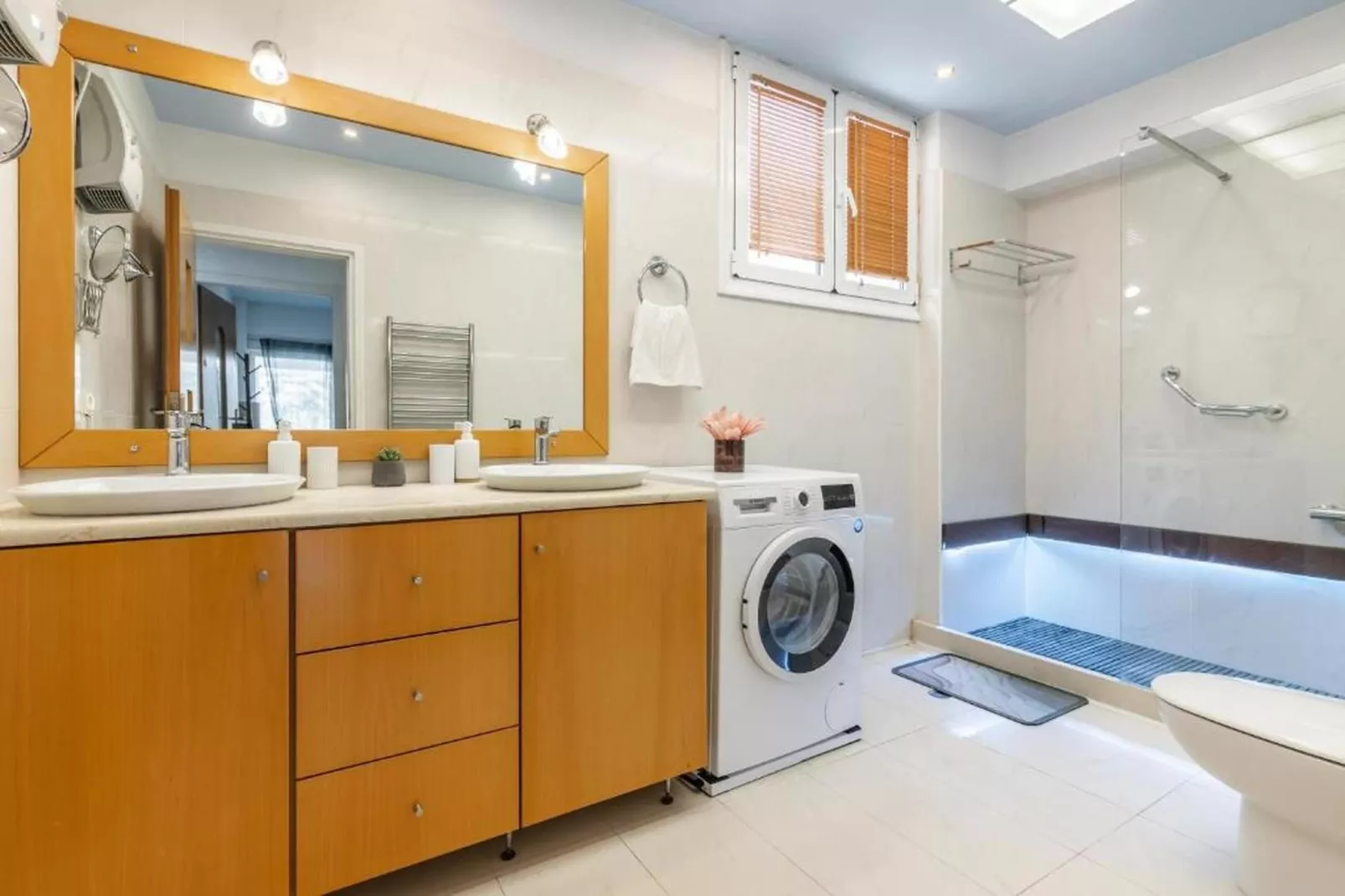 WhiteBlue Spa Villa - Bathroom