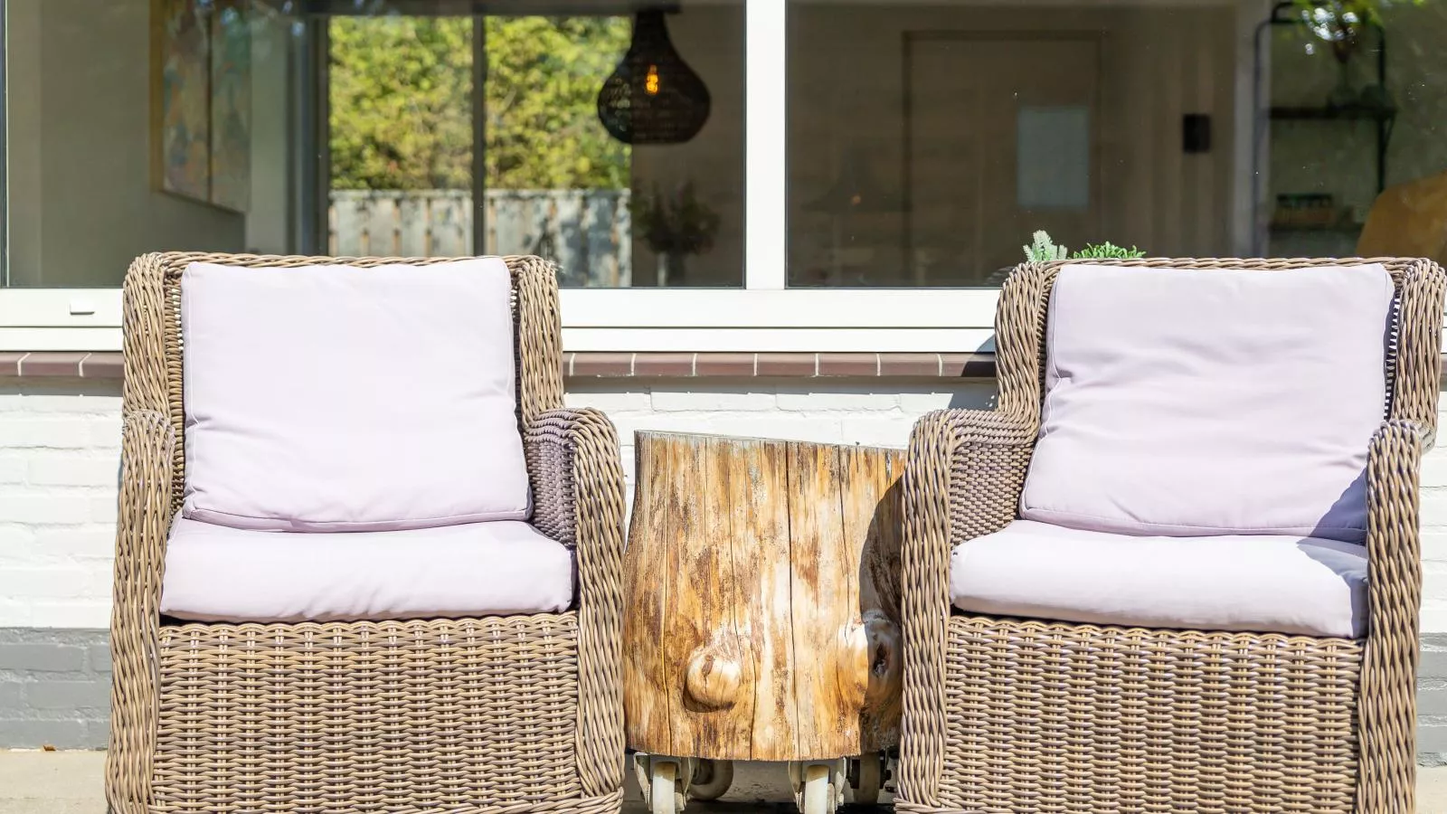 Beach House Banjaard - Gardens in summer