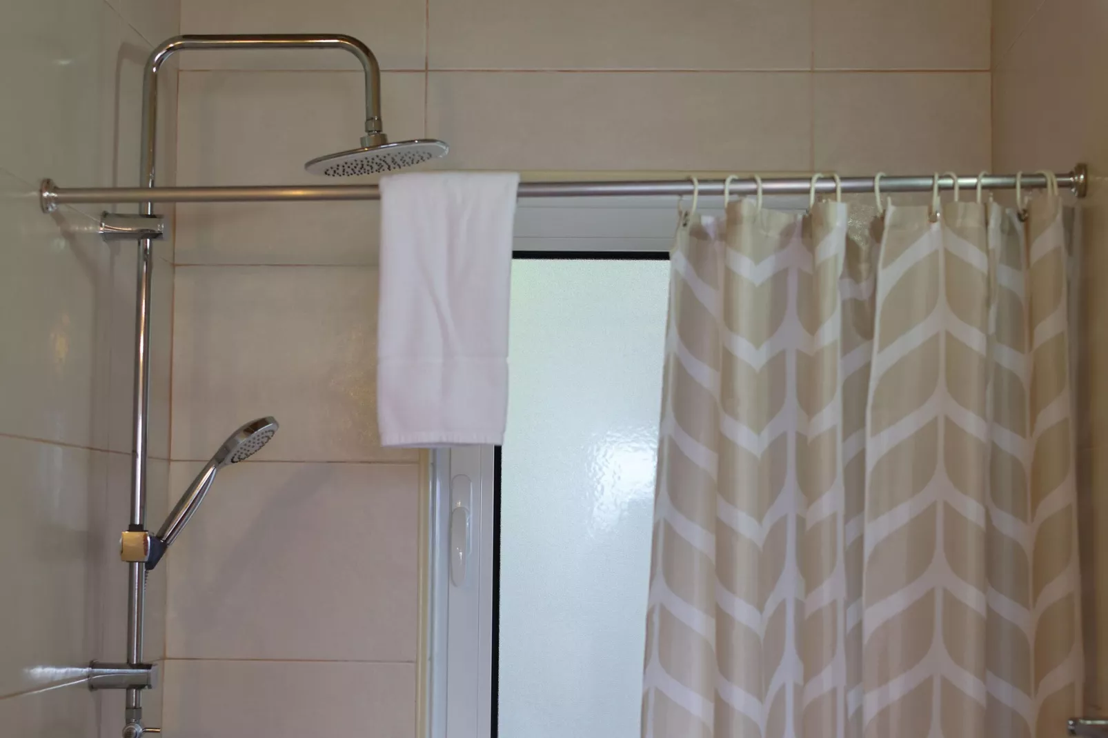 Small semi-detached holiday home in Santo Amaro-Bathroom