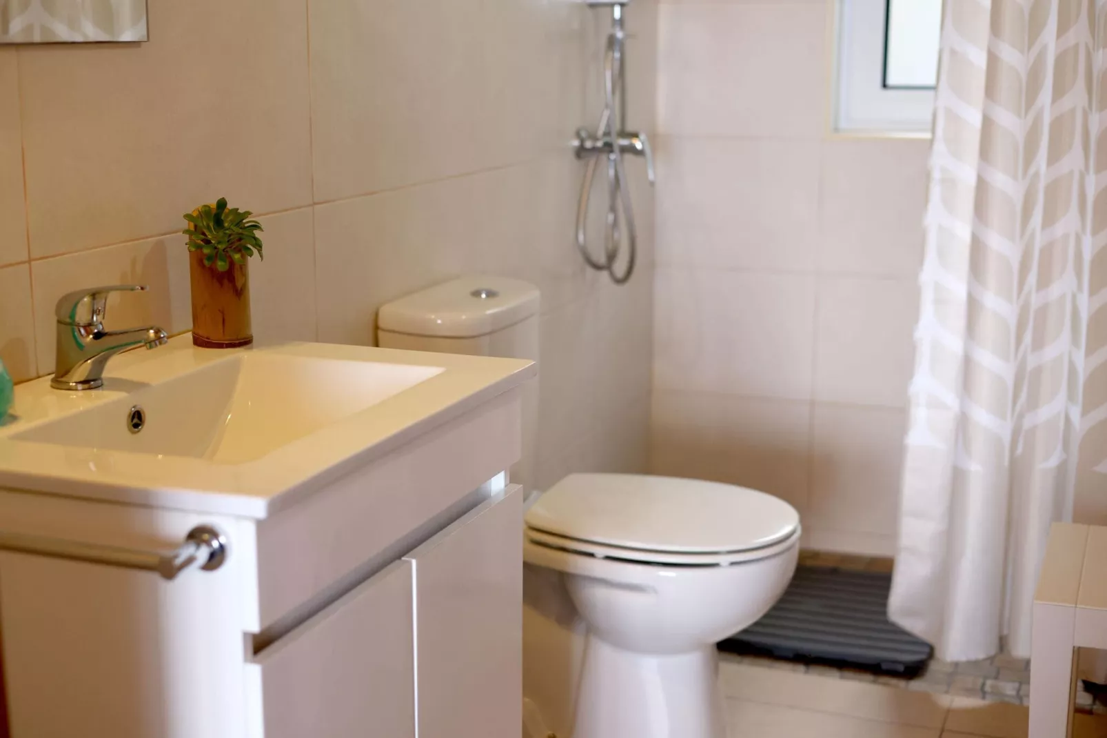Small semi-detached holiday home in Santo Amaro-Bathroom