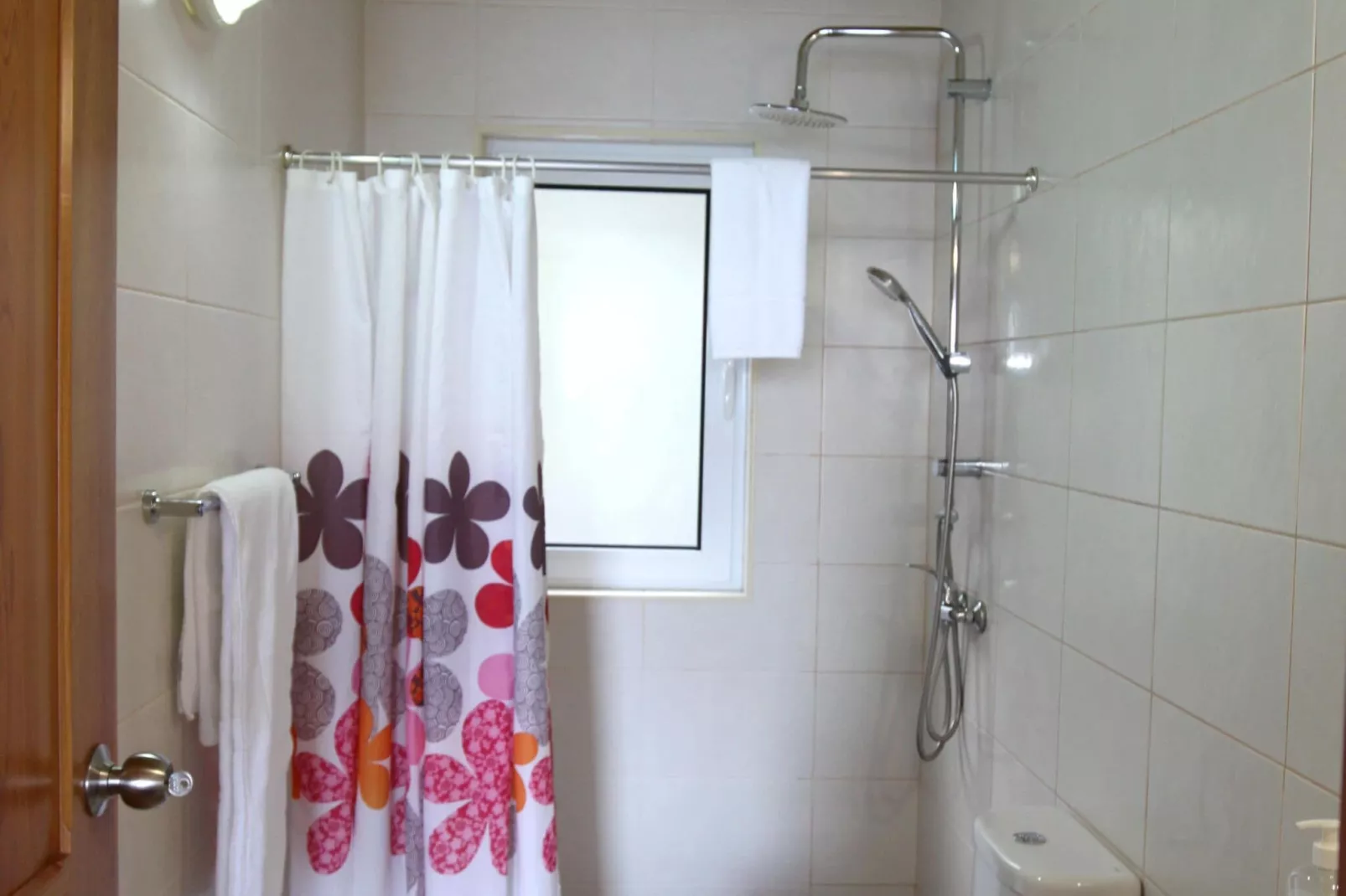 Small semi-detached holiday home in Santo Amaro-Bathroom