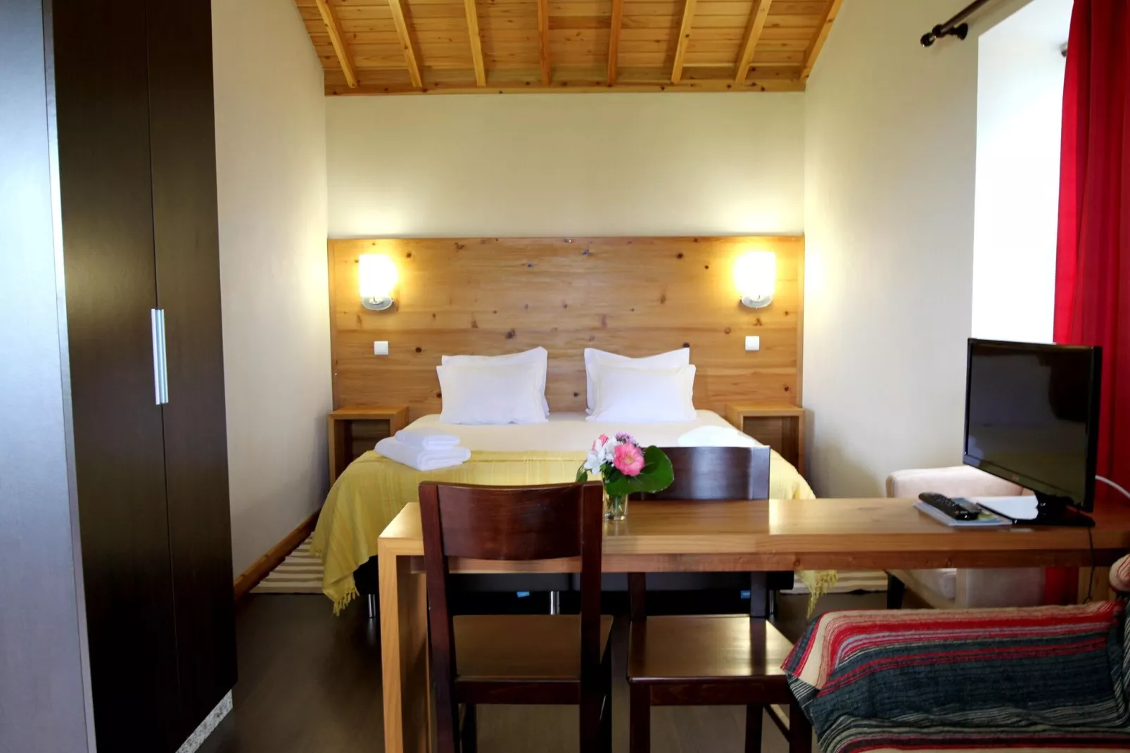 Small semi-detached holiday home in Santo Amaro-Indoor